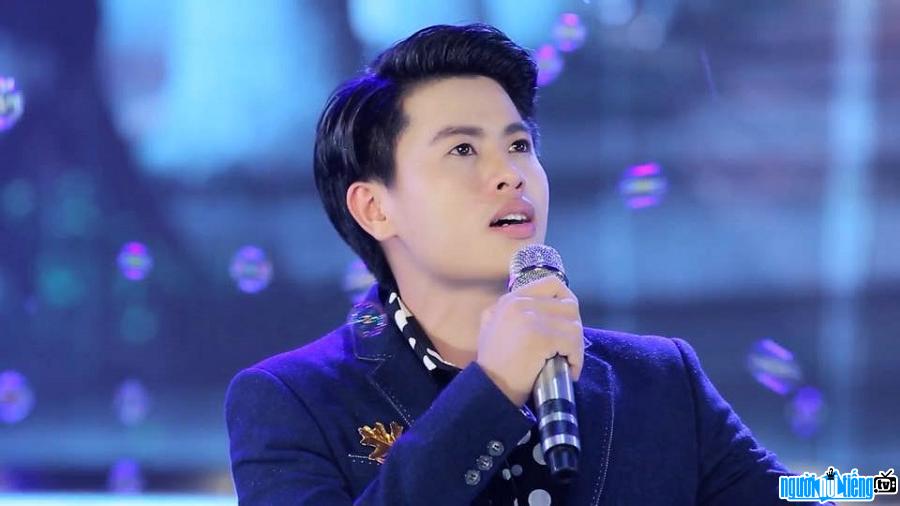 Ca Sĩ Thành Viên Là Ai? Tiểu Sử, Sự Nghiệp Và Những Bài Hát Nổi Bật